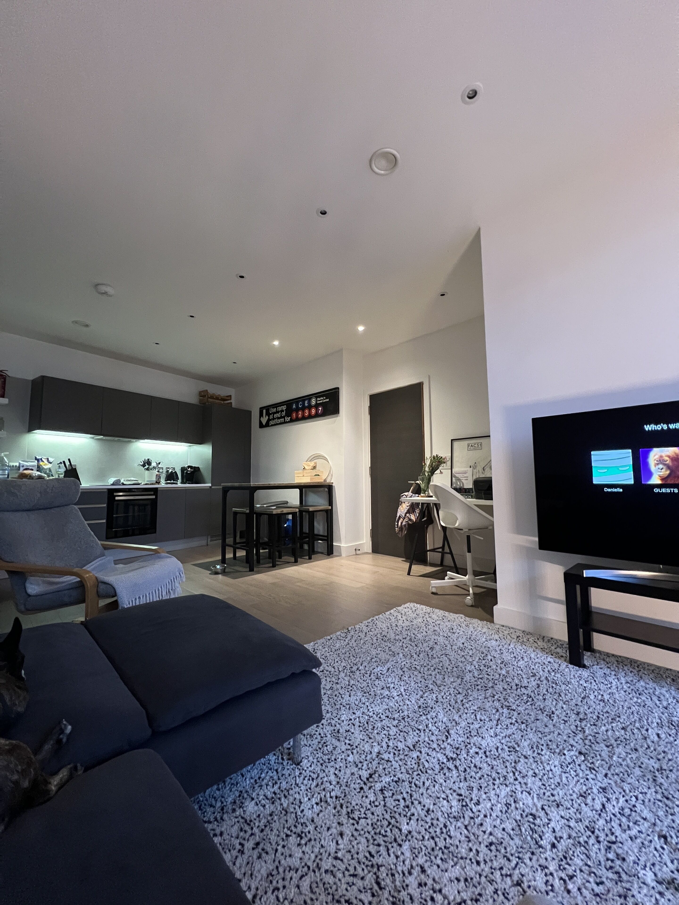 TV connectée, livres, médiathèque, écrans d'ordinateur