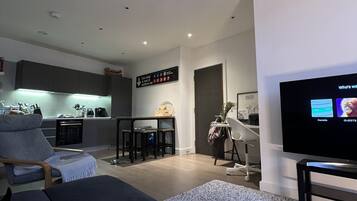 TV connectée, livres, médiathÚque, écrans d'ordinateur