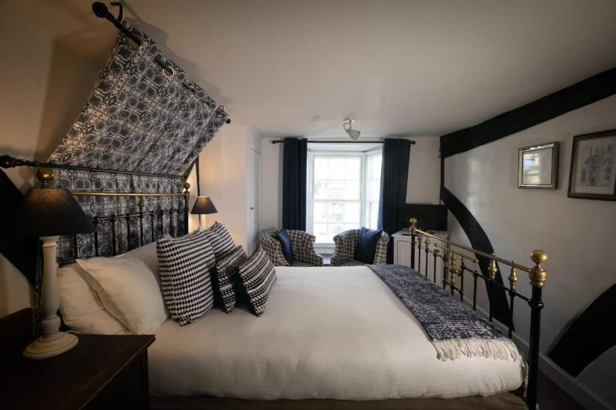 Basic Double Room | Iron/ironing board (on request), WiFi (free), bed sheets
