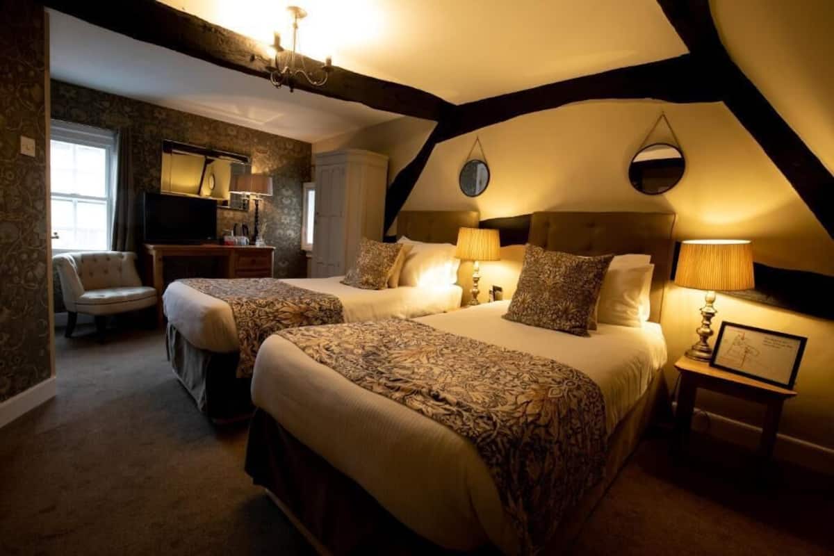Twin Room | Iron/ironing board (on request), WiFi (free), bed sheets