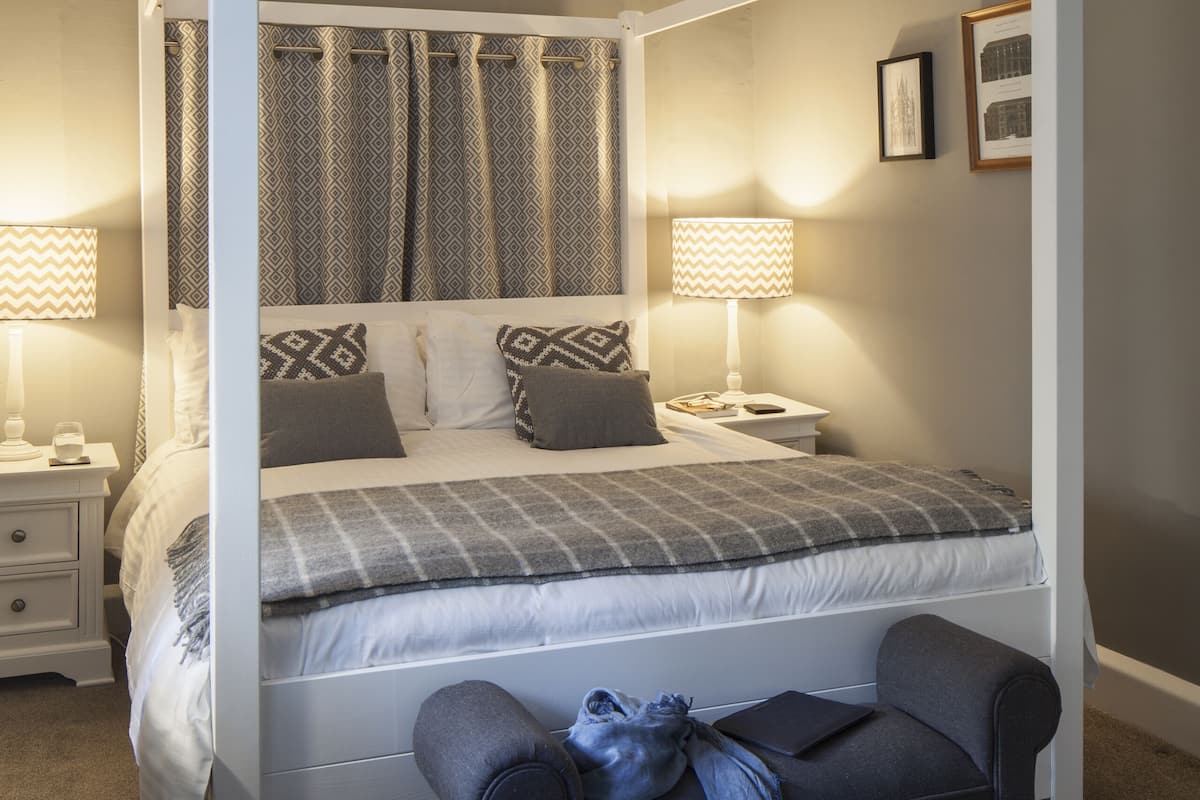 Iron/ironing board, free WiFi, bed sheets