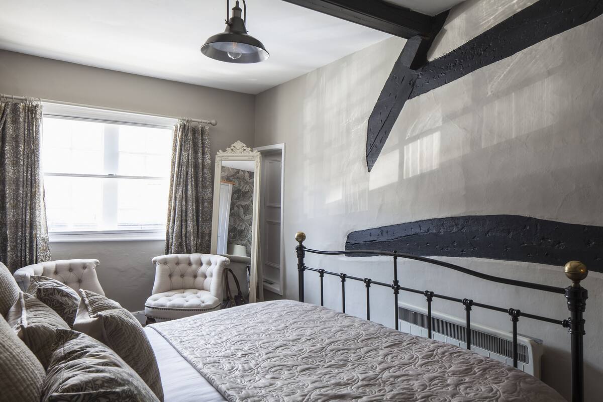 Iron/ironing board, free WiFi, bed sheets