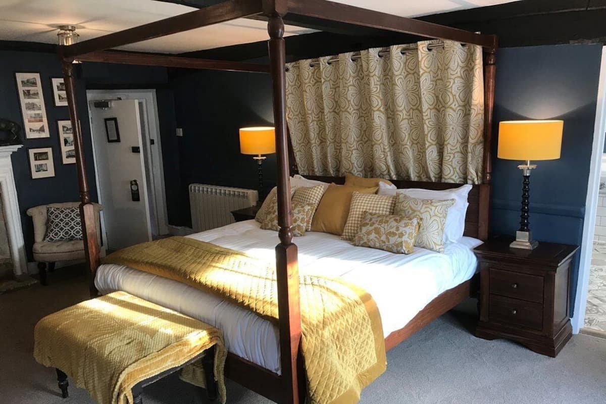 Iron/ironing board, free WiFi, bed sheets