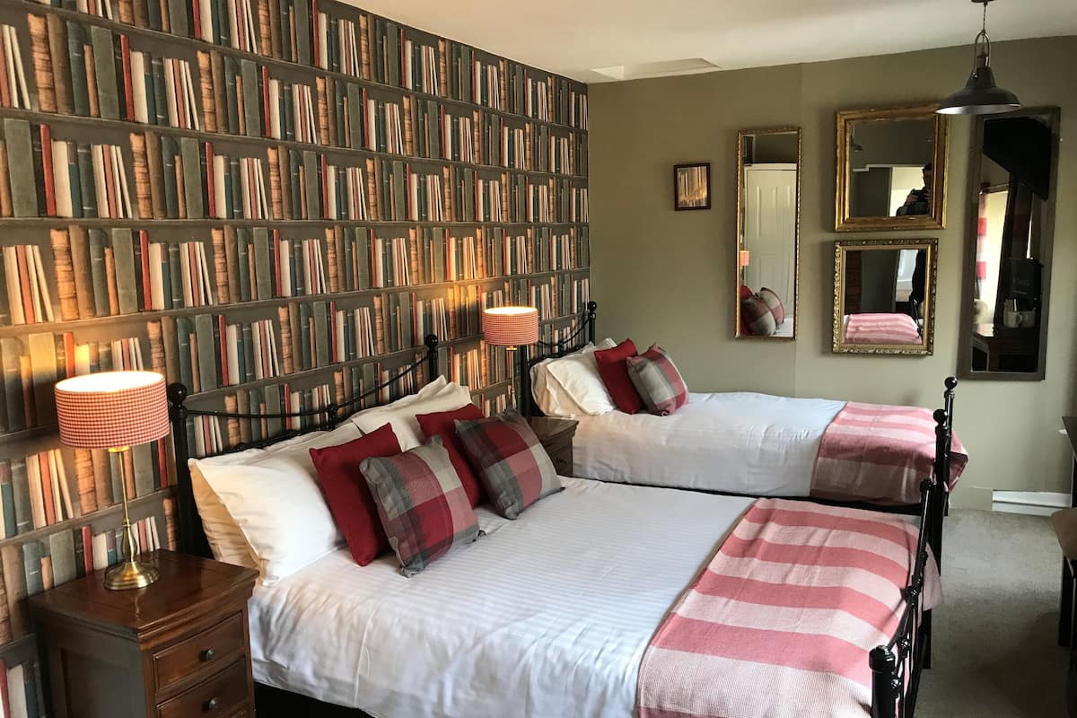 Deluxe Twin Room | Iron/ironing board (on request), WiFi (free), bed sheets