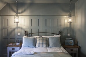 Tabla de planchar con plancha, wifi gratis y ropa de cama 