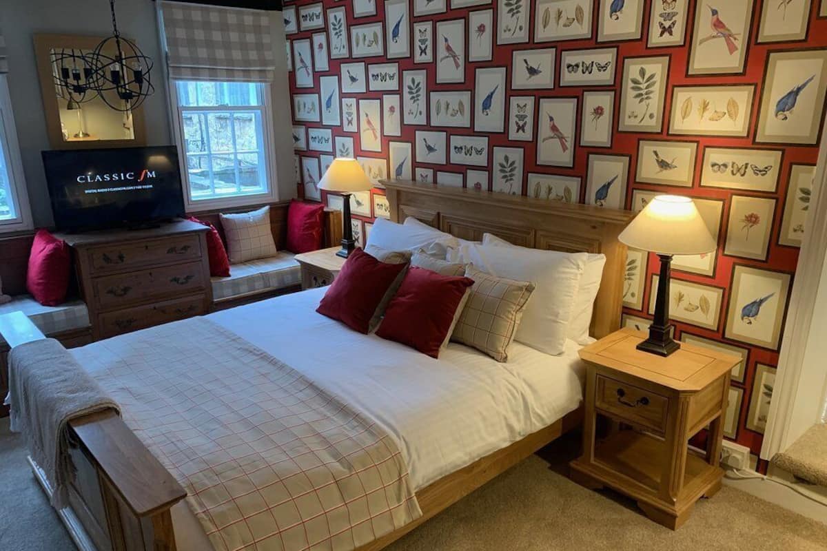 Iron/ironing board, free WiFi, bed sheets