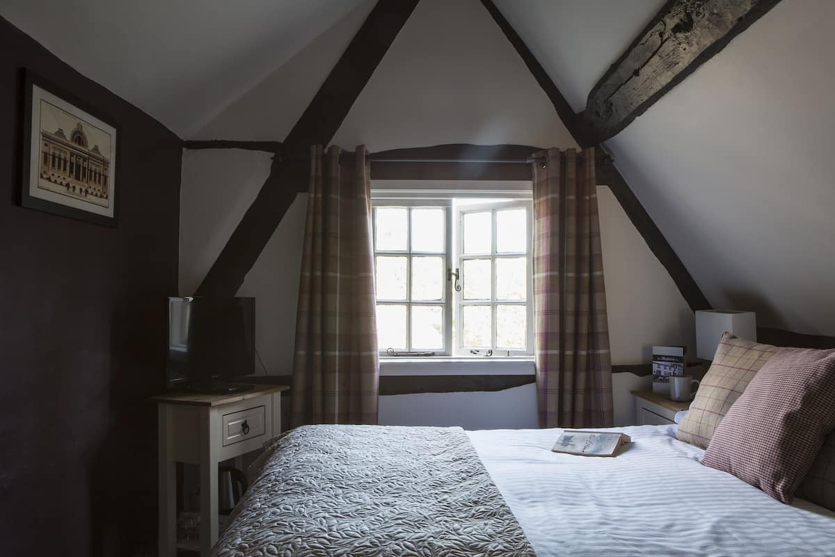 Junior Double Room | Iron/ironing board (on request), WiFi (free), bed sheets
