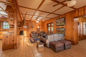 Smart TV, fireplace