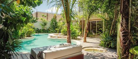 2 piscinas externas, guarda-sóis