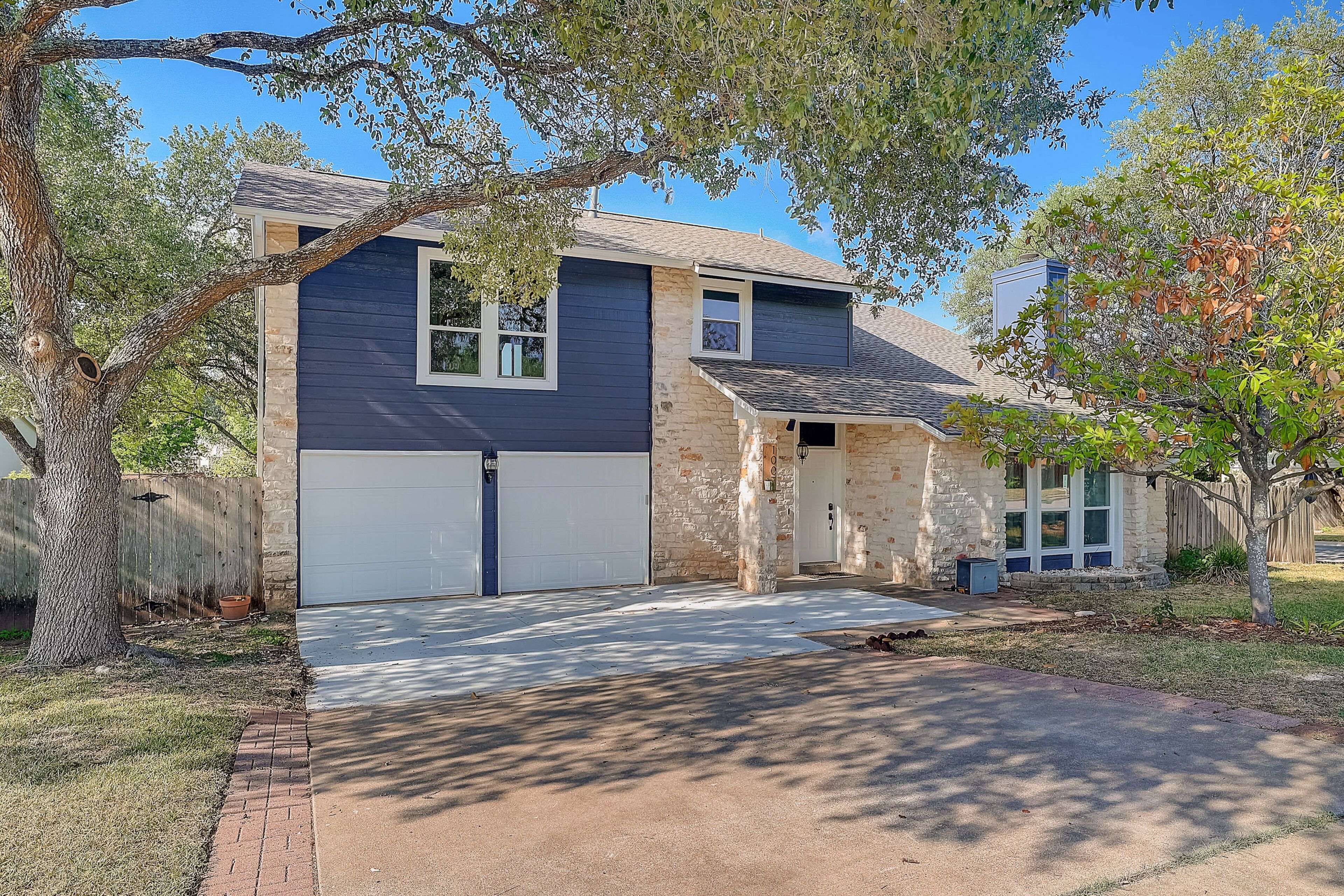 Roomy Hill Country home with fenced yard, grill, covered deck, AC & washer/dryer