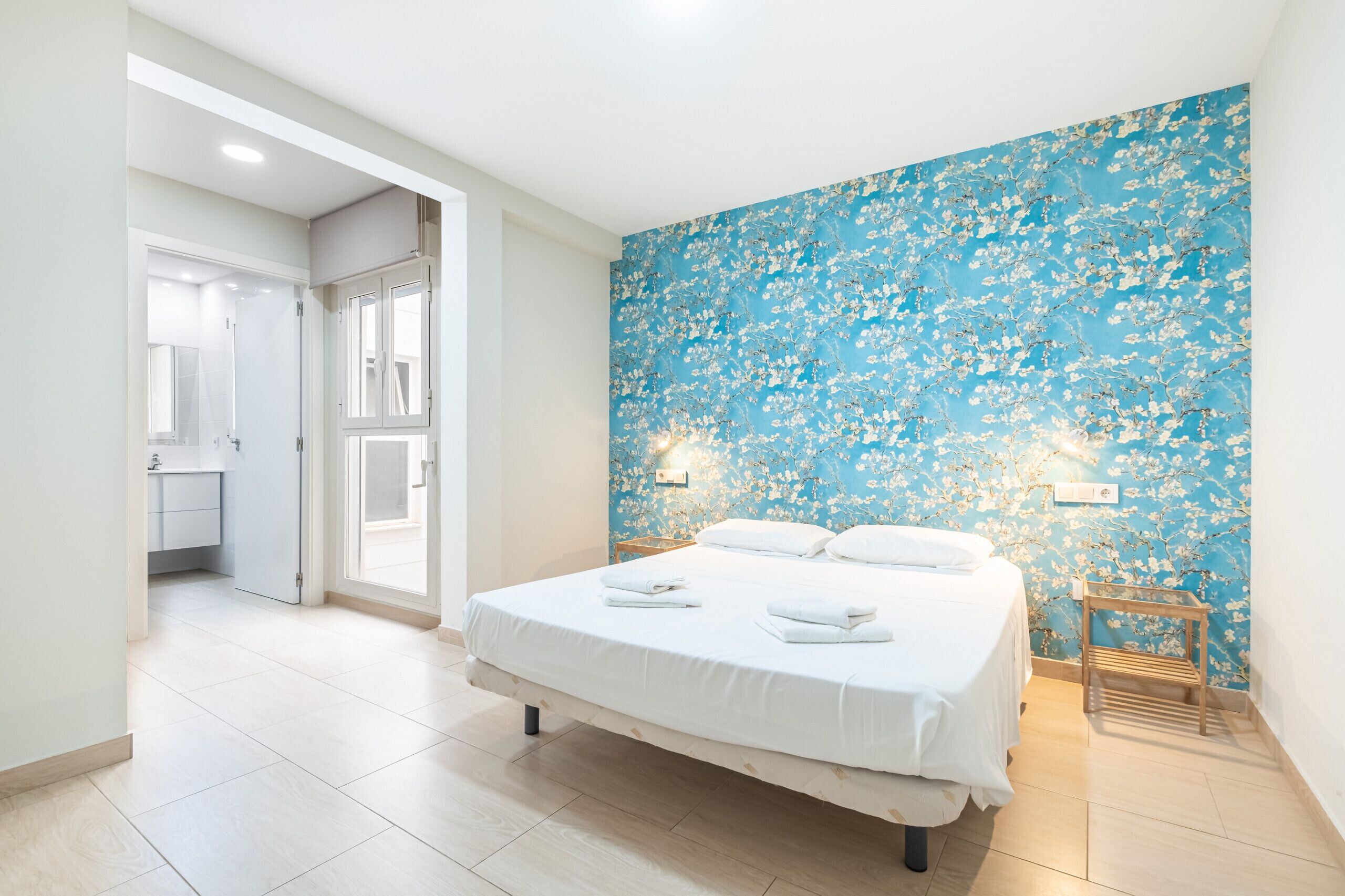 Een strijkplank/strijkijzer, gratis wifi, beddengoed