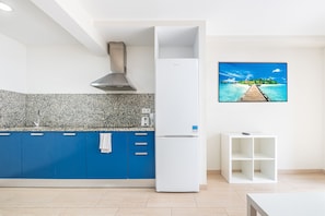 Frigorífico, microondas, cafetera o tetera y hervidor eléctrico