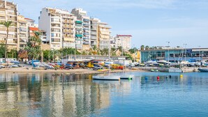Un port de plaisance avec des bateaux, un bar et un immeuble doté de balcons.