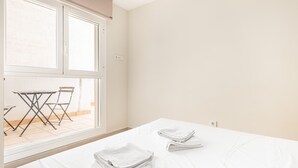 A hotel room with a bed, a window, and a table with chairs outside. - Apartamentos La Rosita Old Town A-10 (Benidorm)
