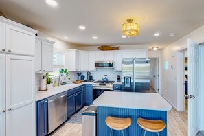 Refrigerador con congelador, microondas, horno y parrilla de estufa 