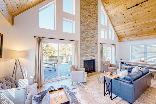 Televisión, chimenea, tenis de mesa y libros 