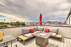 Outdoor dining - City Skyline Views: Upscale Denver Townhome (Denver)