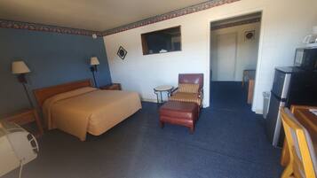 Escritorio, tabla de planchar con plancha, wifi gratis y ropa de cama