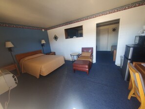 Quarto casal básico | Escrivaninha, ferros/tábuas de passar roupa, Wi-Fi de cortesia