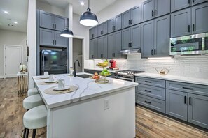 Fridge, microwave, stovetop, dishwasher - Game Day Ready Home: 2 Mi to Dtwn Houston (Houston)