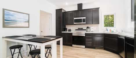 Jääkaappi, mikroaaltouuni, uuni, liesi