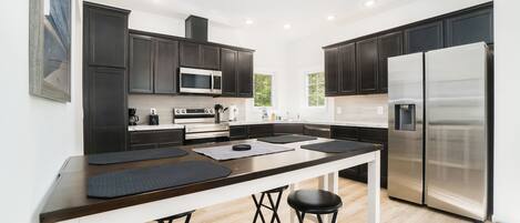 Réfrigérateur, micro-ondes, four, plaque de cuisson