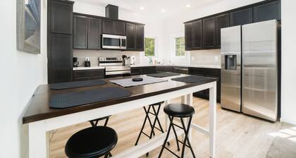 Secluded & contemporary cottage with a washer/dryer, central AC, & firepit