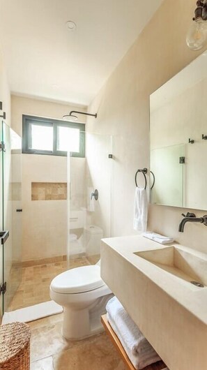 Regadera, secadora de cabello, toallas, jabón 