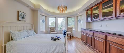 6 bedrooms, desk, iron/ironing board, free WiFi