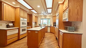 ثلاجة، ميكروويف، فرن، موقد طهي مسطح