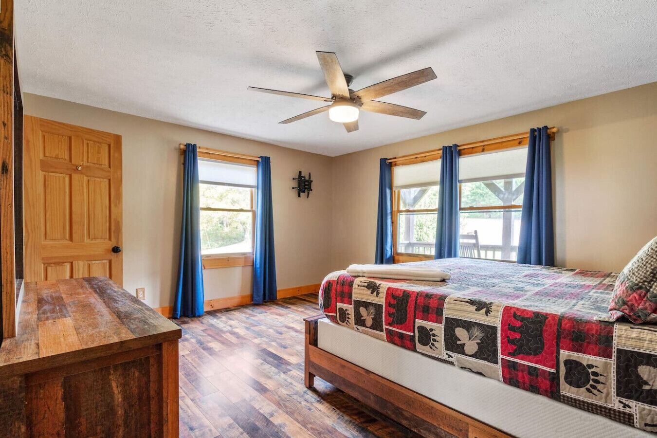 6 bedrooms, desk, iron/ironing board, WiFi