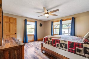 6 bedrooms, desk, iron/ironing board, WiFi