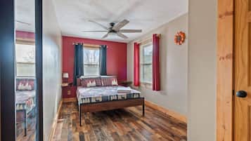 6 bedrooms, desk, iron/ironing board, WiFi