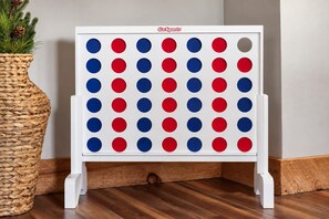 Un tablero de juego GoSports con un marco blanco, puntos azules y rojos, y un logotipo.