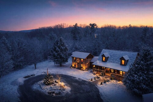 The Royal Cabin | Private Getaway w/ Hot Tub