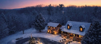 The Royal Cabin | Private Getaway w/ Hot Tub