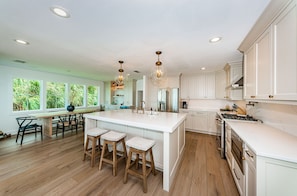 ثلاجة، ميكروويف، فرن، موقد طهي مسطح