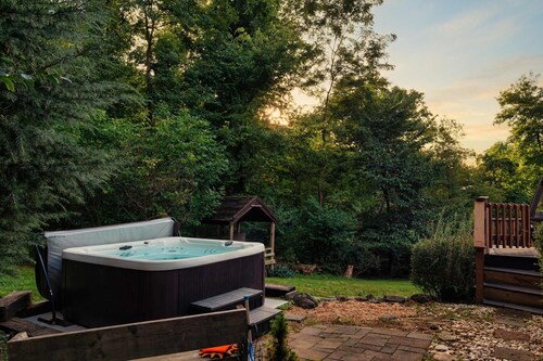 Skyland Hideaway | Mountain Cabin w/ Hot Tub + Fire Table | 3BR, Sleeps 6