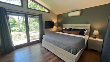 3 bedrooms, desk, iron/ironing board, travel crib