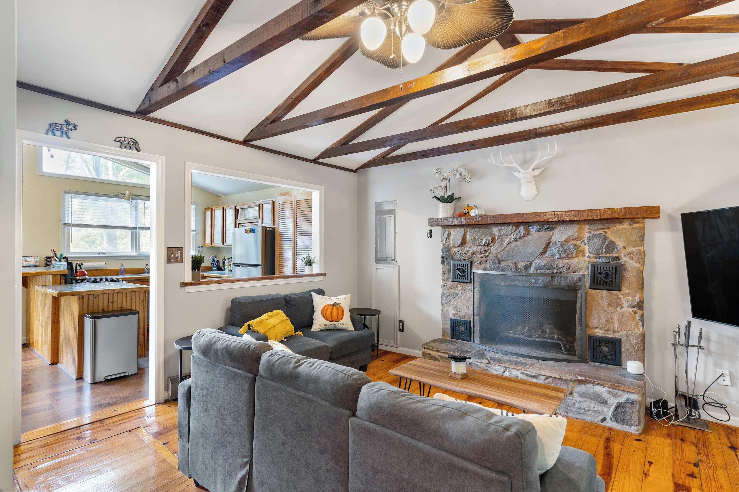 TV, peis og kontorer