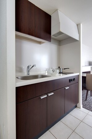 Fridge, microwave, stovetop, cookware/dishes/utensils