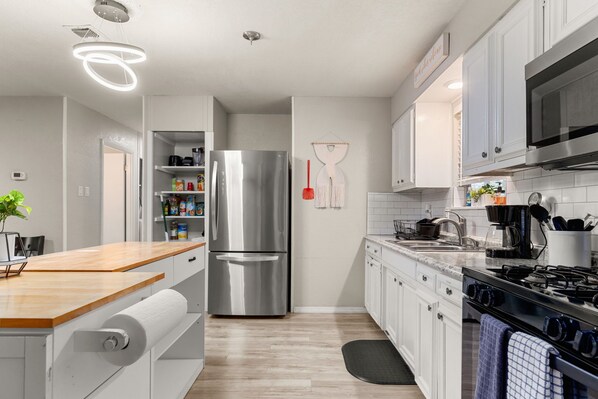 Fridge, microwave, oven, stovetop - Cozy 3-bedroom home w/ HOT TUB 2 min away from lackland and 10 min to SeaWorld! (San Antonio)