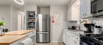 Cozy 3-bedroom home w/  HOT TUB 2 min away from lackland and 10 min to SeaWorld!