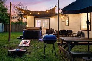 Outdoor dining - Cozy 3-bedroom home w/ HOT TUB 2 min away from lackland and 10 min to SeaWorld! (San Antonio)