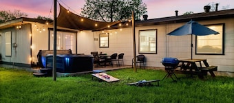 Cozy 3-bedroom home w/ HOT TUB 2 min away from lackland and 10 min to SeaWorld!