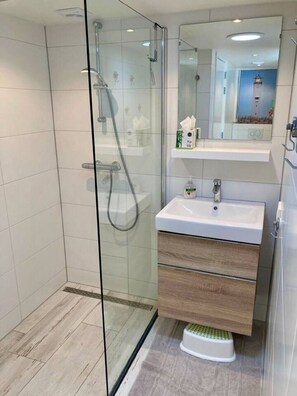 Dusche, Haartrockner, Handtücher, Seife