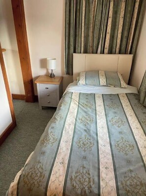 4 bedrooms, iron/ironing board, travel crib, free WiFi - Thames Cottage, nr Cotswold Water Park/Cirencester! (Poole Keynes)