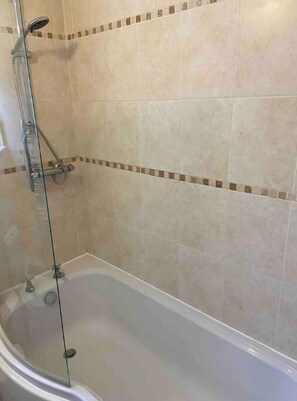 Dusche, Haartrockner, Handtücher, Toilettenpapier