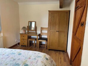 1 habitación, tabla de planchar con plancha y cuna de viaje 
