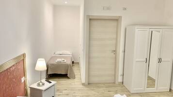 1 Schlafzimmer, Schreibtisch, Bügeleisen/Bügelbrett, Reisekinderbett